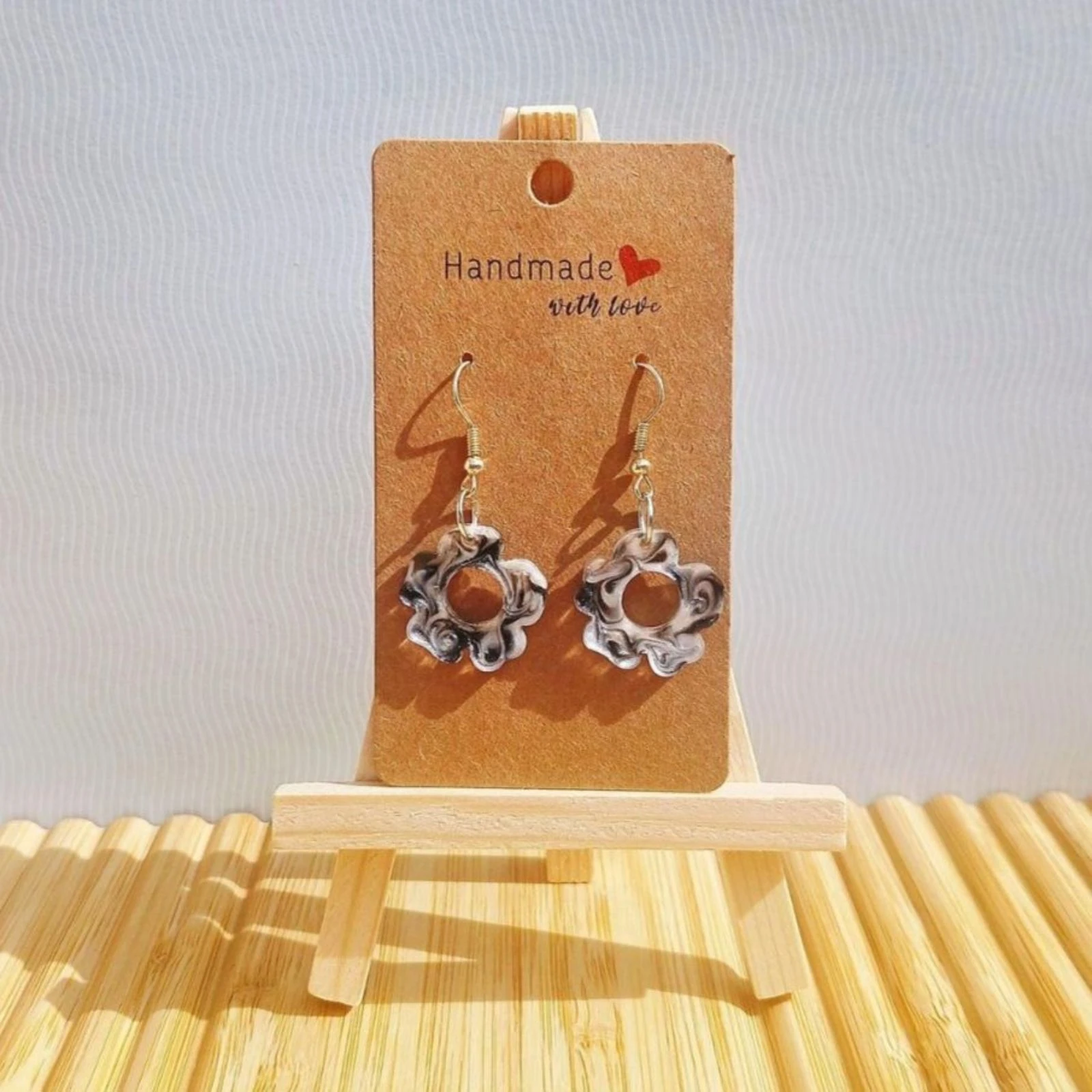 Boucles d'oreilles fleurs marbrées noires et blanches 